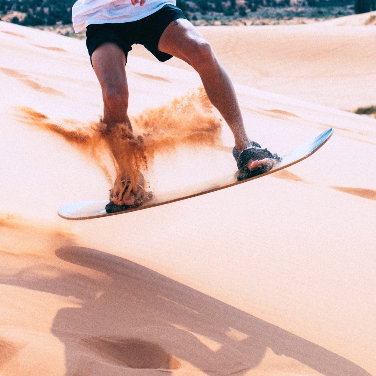 Mensch beim Sandboarding