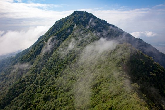 Berg und ein paar Wolken im Regenwald von Nicaragua