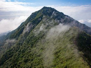 Berg und ein paar Wolken im Regenwald von Nicaragua