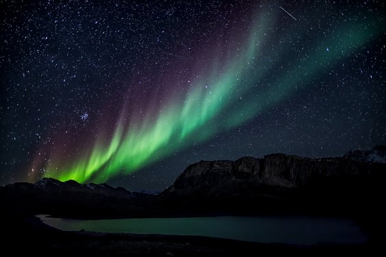 Grüne Polarlichter und Sternenhimmel