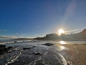 Tiefstehende Sonne am Strand im Corcovado Nationalpark