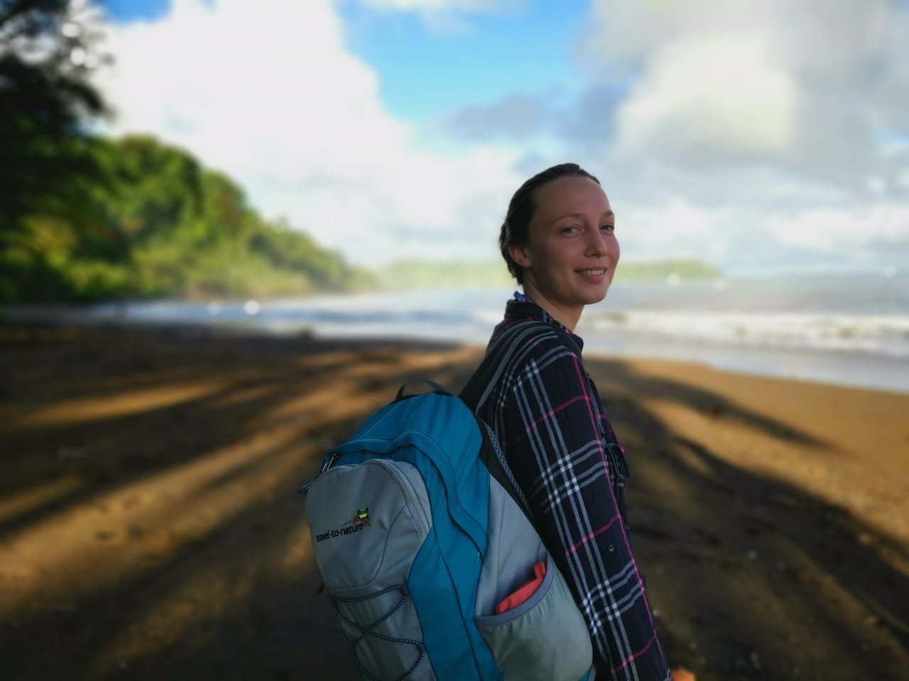 travel-to-nature Mitarbeiterin Ivana am Strand im Corcovado Nationalpark