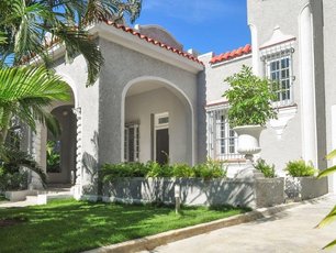 Außenansicht eines Casa Particular mit Garten