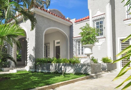 Außenansicht eines Casa Particular mit Garten