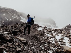 Klettern auf den Gipfel des steinigen und schneebedeckten Vulkan Cotopaxi