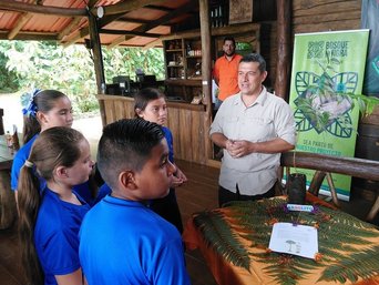 Adolfo Quesada erklärt Schulkindern etwas über La Tigra