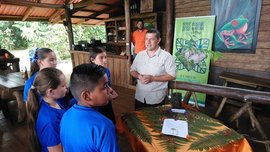 Adolfo Quesada erklärt Schulkindern etwas über La Tigra