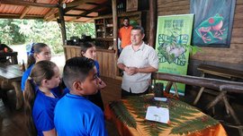 Costa Rica Reserva Bosque La Tigra Schulkinder Adolfo Quesada erklärt Schulkindern etwas über La Tigra