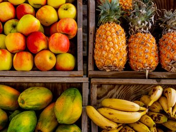 Ananas, Apfel, Banane, Mango in einem Korb