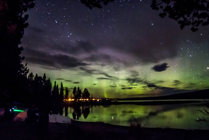 Grüne Polarlichter bei Nacht über Finnland