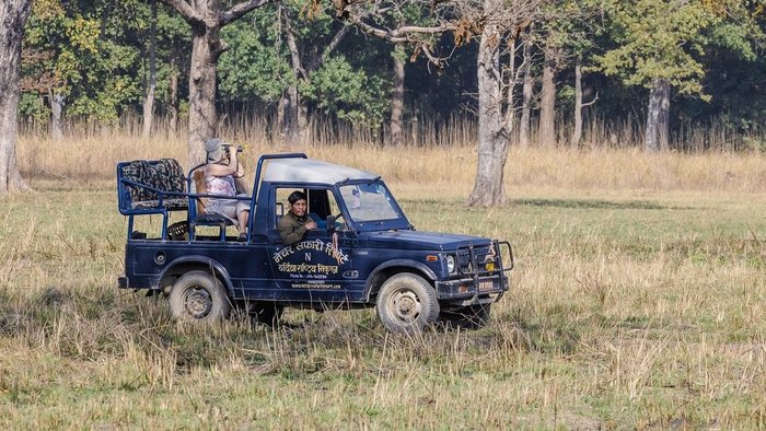 Eine Frau sitzt in einem offenen Geländewagen