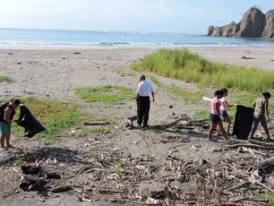 Menschen in Sámara sammeln Müll am Strand