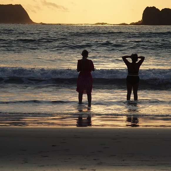 Zwei Frauen am Meer bei Sonnenuntergang