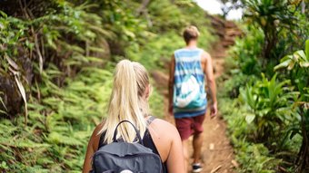 Costa Rica Trekking Zwei Menschen laufen im Dschungel für ein Trekking