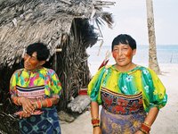 Einheimische in bunter Kleidung auf den San Blas Inseln