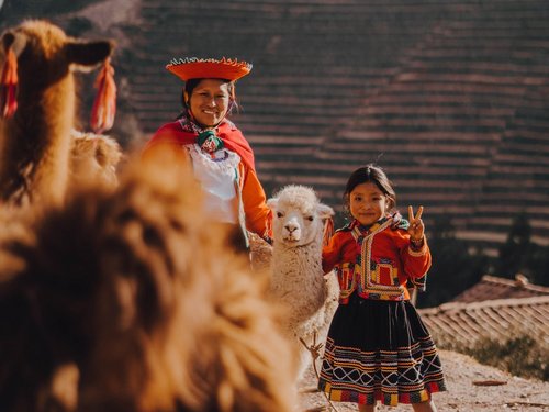 Mutter und Tochter mit Lamas in Peru