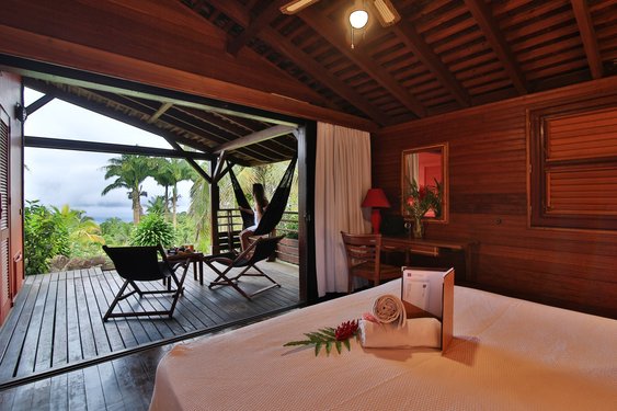 Hotel Jardin Malanga Zimmer mit Bett und Blick auf die Terrasse