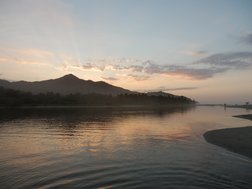 Sonnenaufgang hinter dem Berg am Meer.