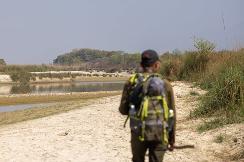 Ein nepalesischer Guide läuft durch ein trockenes Flussbett im Bardia Nationalpark
