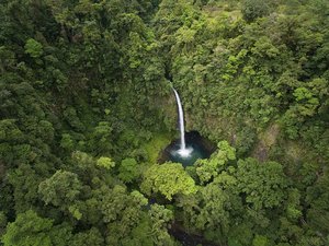 Costa Rica Wasserfall von oben mitten im Regenwald