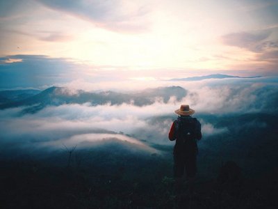 Mensch von hinten mit Blick auf die Berge