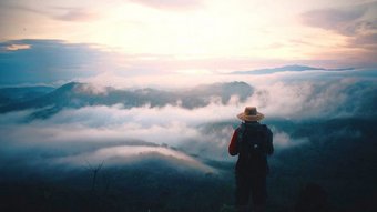 Mensch von hinten mit Blick auf die Berge