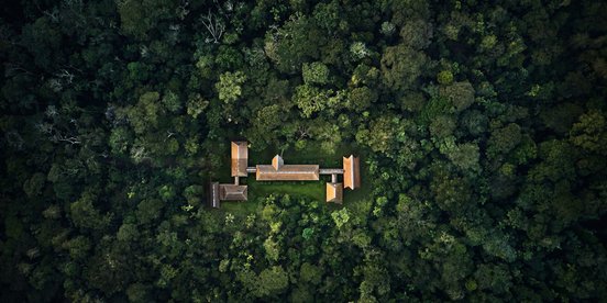 Luftaufnahme der Lodge