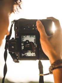 Finnland Fotoreise Mensch hält Kamera in der Hand