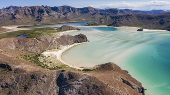 Tagsüber Luftaufnahme von Playa Balandra, einem ikonischen Strand in La Paz, Baja California Sur, Mexiko