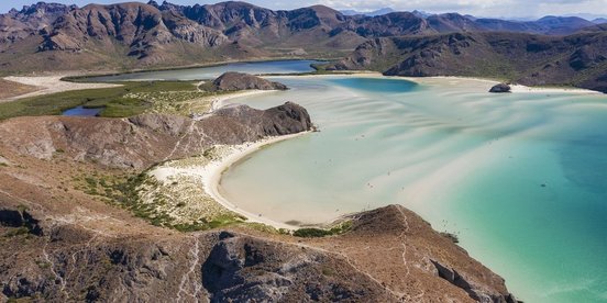 Tagsüber Luftaufnahme von Playa Balandra, einem ikonischen Strand in La Paz, Baja California Sur, Mexiko