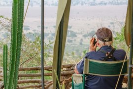 Aufenthaltsdauer Kidepo Nationalpark Ein Tourist beobachtet die Savanne