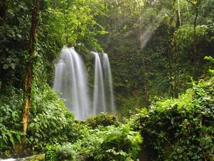 Wasserfall im Regenwald, langzeitbelichtet