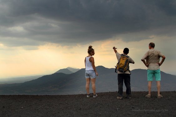 Drei Menschen auf dem Gipfel des Cerro Negro