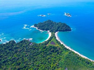 Drohnenaufnahme in Costa Rica von Regenwald und Meer