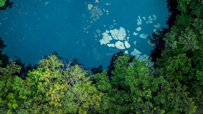 Drohnenaufnahme einer mit Wasser gefüllten Höhle