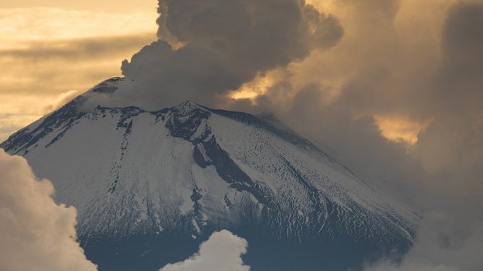 Iglesia de Nuestra Señora de los Remedios vor der Kulisse des Popocatépetl