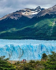 Gletscherzunge des Perito Moreno Gletschers, im Hintergrund Berge