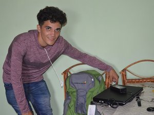Ernesto mit seinem neuen Computer, um Schach zu spielen