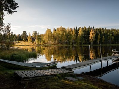 Sonnenuntergang an einem See, am Ufer Kanus