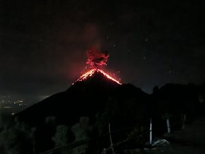 Vulkan Fuego bei einem Ausbruch in der Nacht und Lava