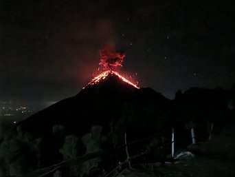 Vulkan Fuego bei einem Ausbruch in der Nacht und Lava