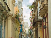 Enge Gassen in Havanna gefüllt mit Menschen