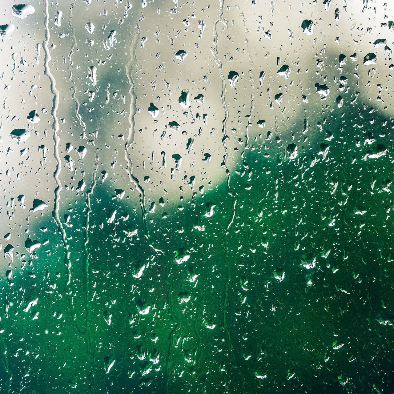 Regentropfen auf einer Fensterscheibe