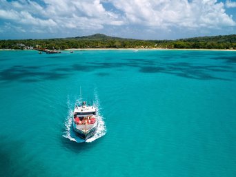 Bootsfahrt bei Corn Island in türkisblauem Wasser