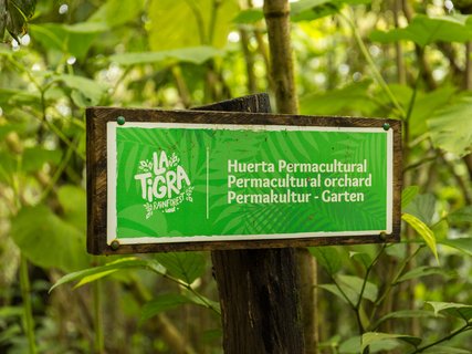 Schild weist den Weg zum La Tigra Rainforest Lodge Permakulturgarten