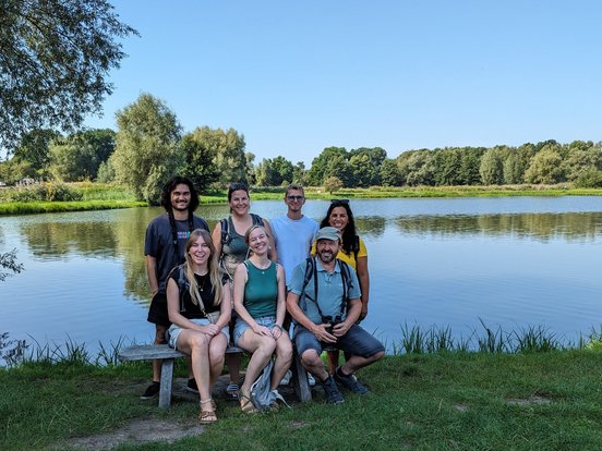 Strategieemeeting an der Müritz, Teamfoto an einem See