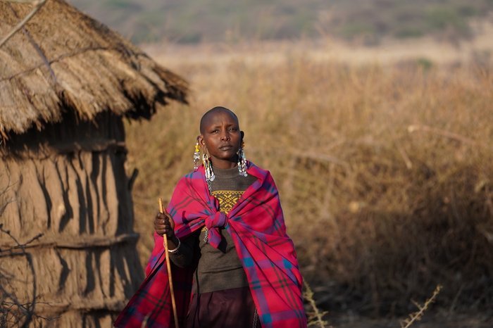 Porträt eines Massai in Tansania.