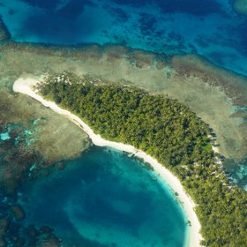 Die San Blas Inseln von oben mit Blick auf das umliegende Riff.