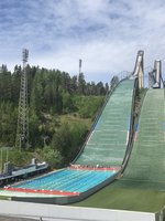Skisprungschanze und Schwimmbad kombiniert