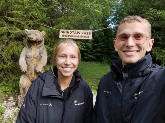 Mitarbeiter von travel-to-nature sind in Estland um Bären zu beobachten
